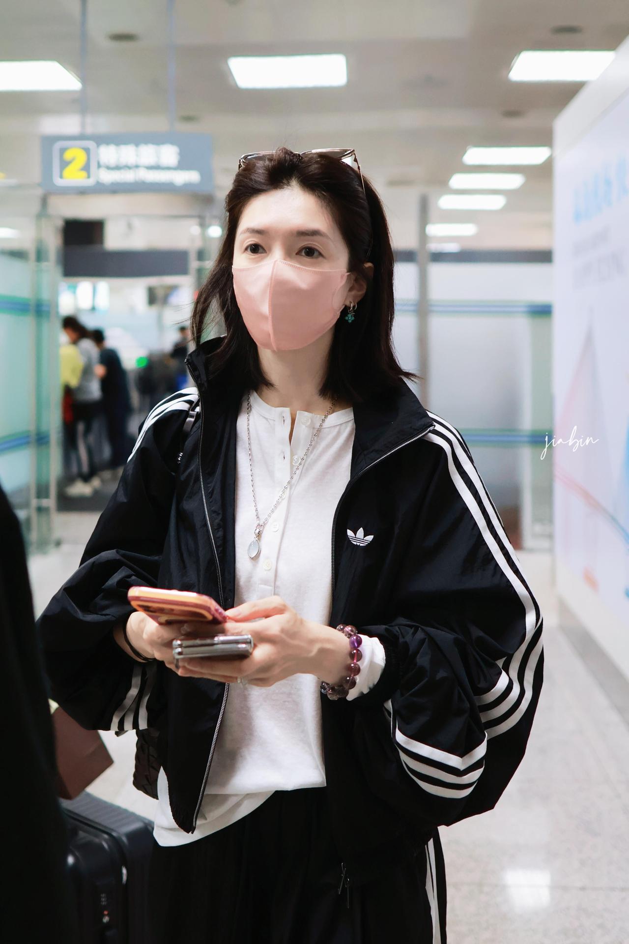 江疏影街拍，一身黑色蛮帅气！她身穿黑色运动套装，廓形外套搭配同系列长裤，利落又