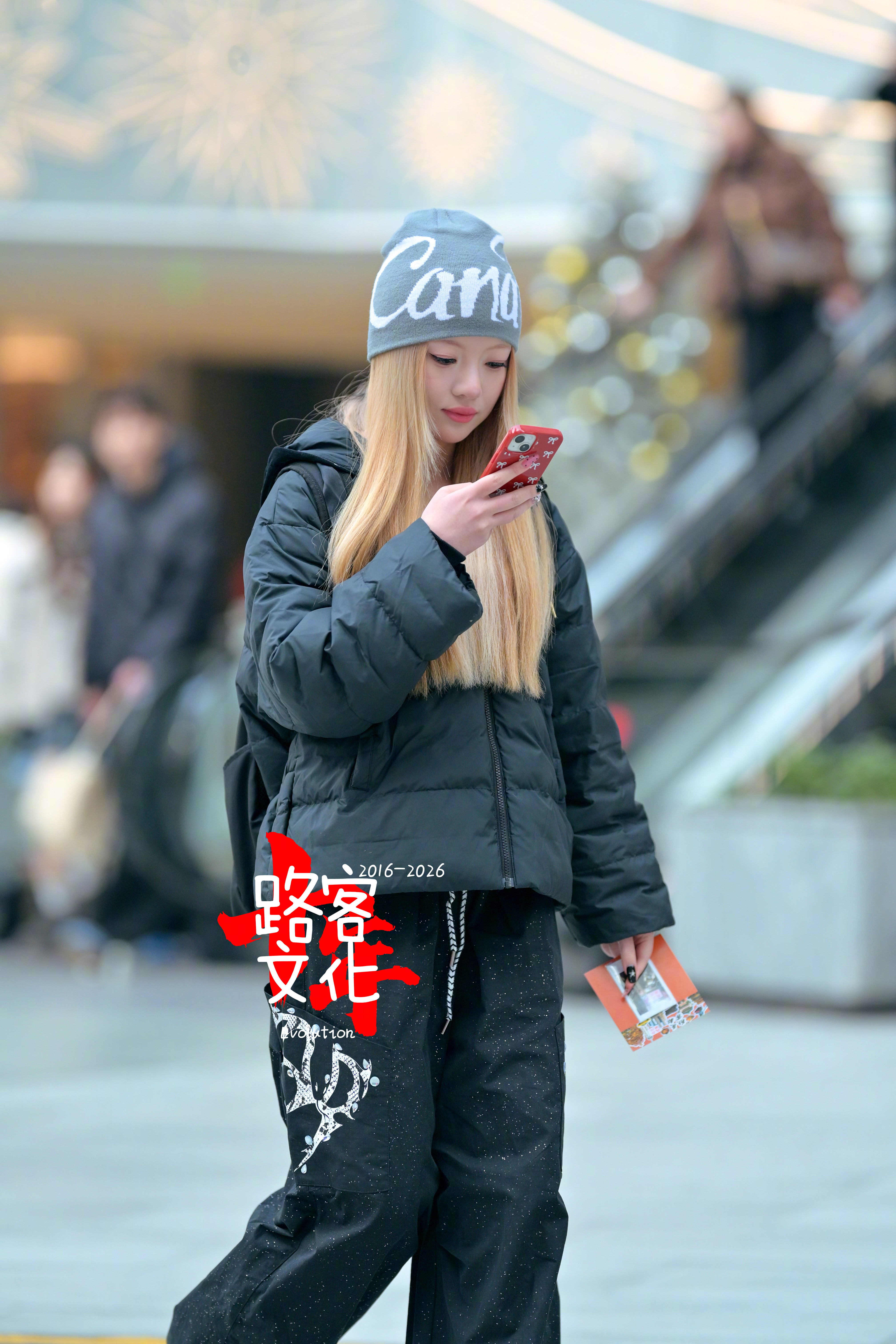 酷酷的感觉我十七八岁的时候也这么穿，这两年年轻人的穿搭真的是回到99年前后了。