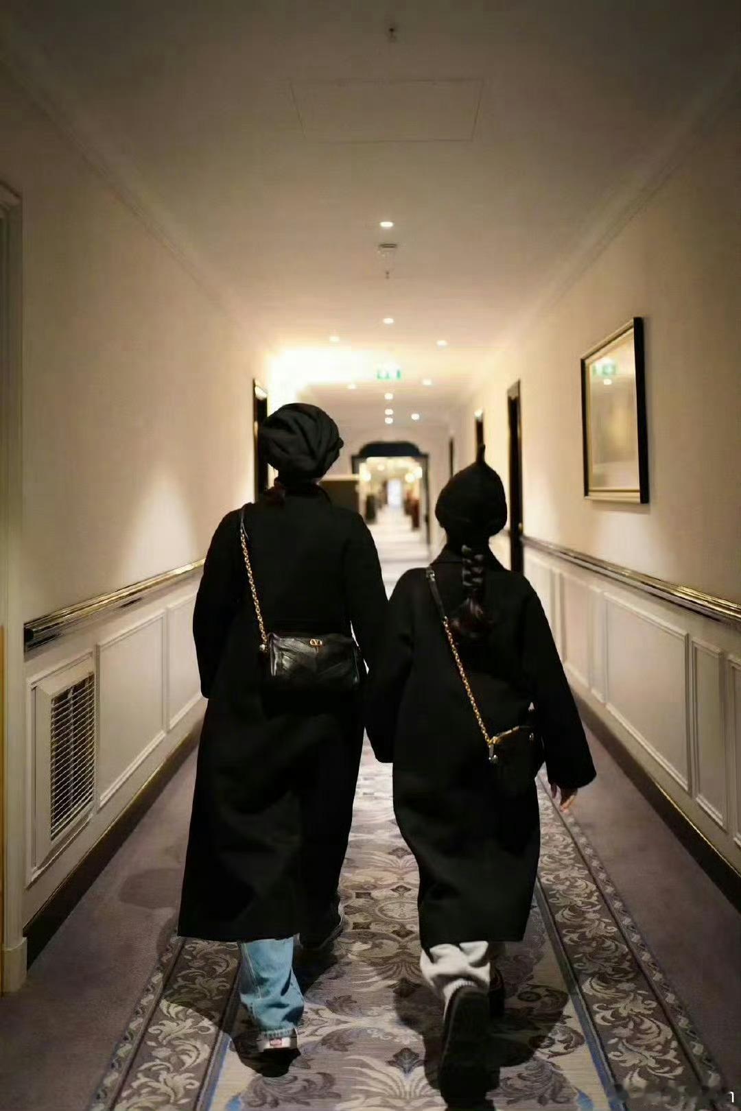 孙俪和小花看五哈孙俪发博说和小花来回看了三遍马頔学轮滑的视频，犹如看到自己第一次