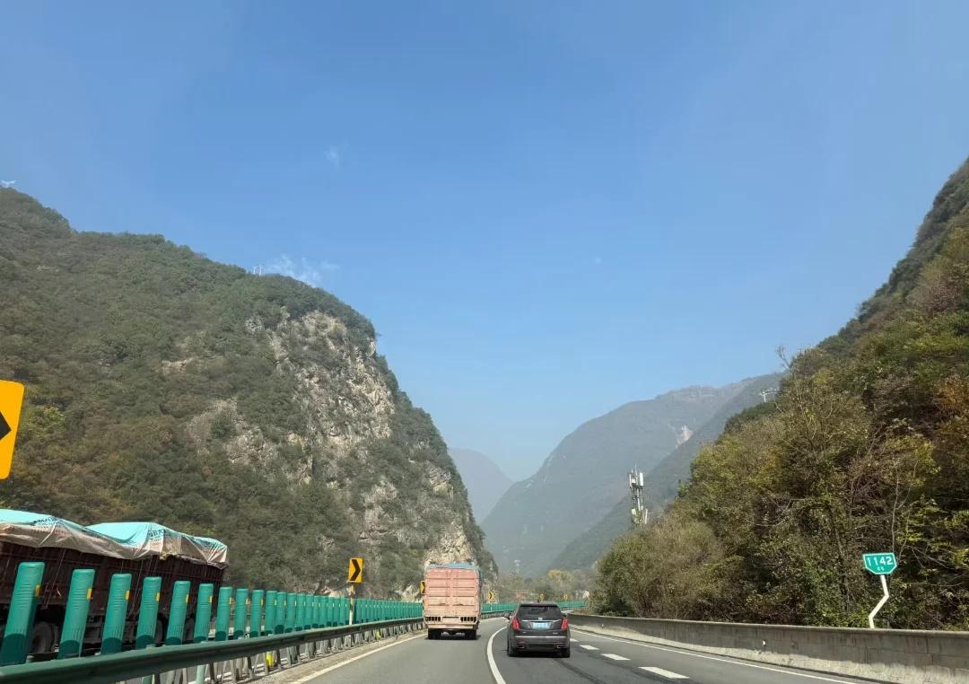 快出秦岭就有雾霾了，不能说吗？神奇的很，我老家陕西的，我三天去了两次西安，平时