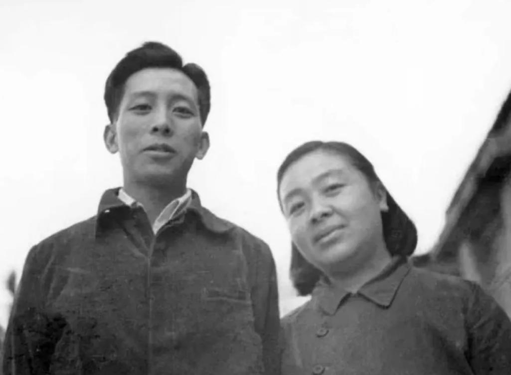 1937年，33岁女作家丁玲爱上20岁的下属陈明，陈明嫌她太老，情急之下娶了一个