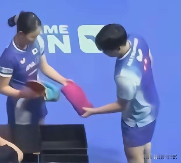 松岛辉空不但不理张本美和，连中泽瑞都不摆！伦敦赛:张本美和给松岛辉空替毛巾