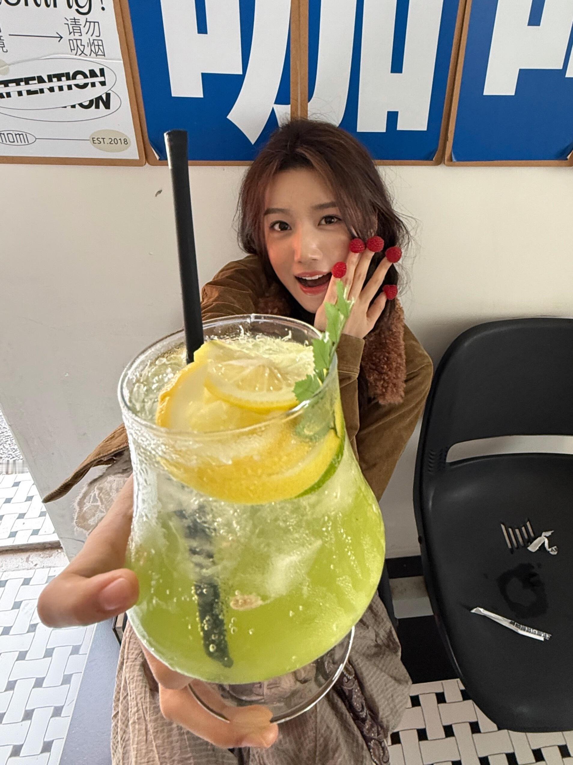 get一些女明星食物镜头互动拍照法拒绝僵硬感