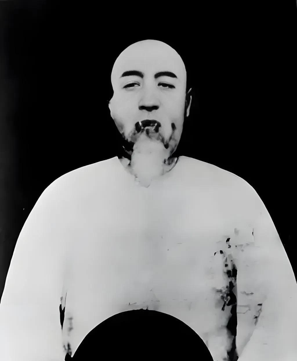 1900年7月15日，清朝在天津陷落后决定议和，就在此时，甲午战争中那个坐看威海