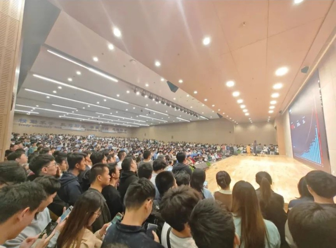 吉利浙大校招一座难求过去的回忆又来攻击我~今年吉利校招的场景让我想起两年前比亚迪