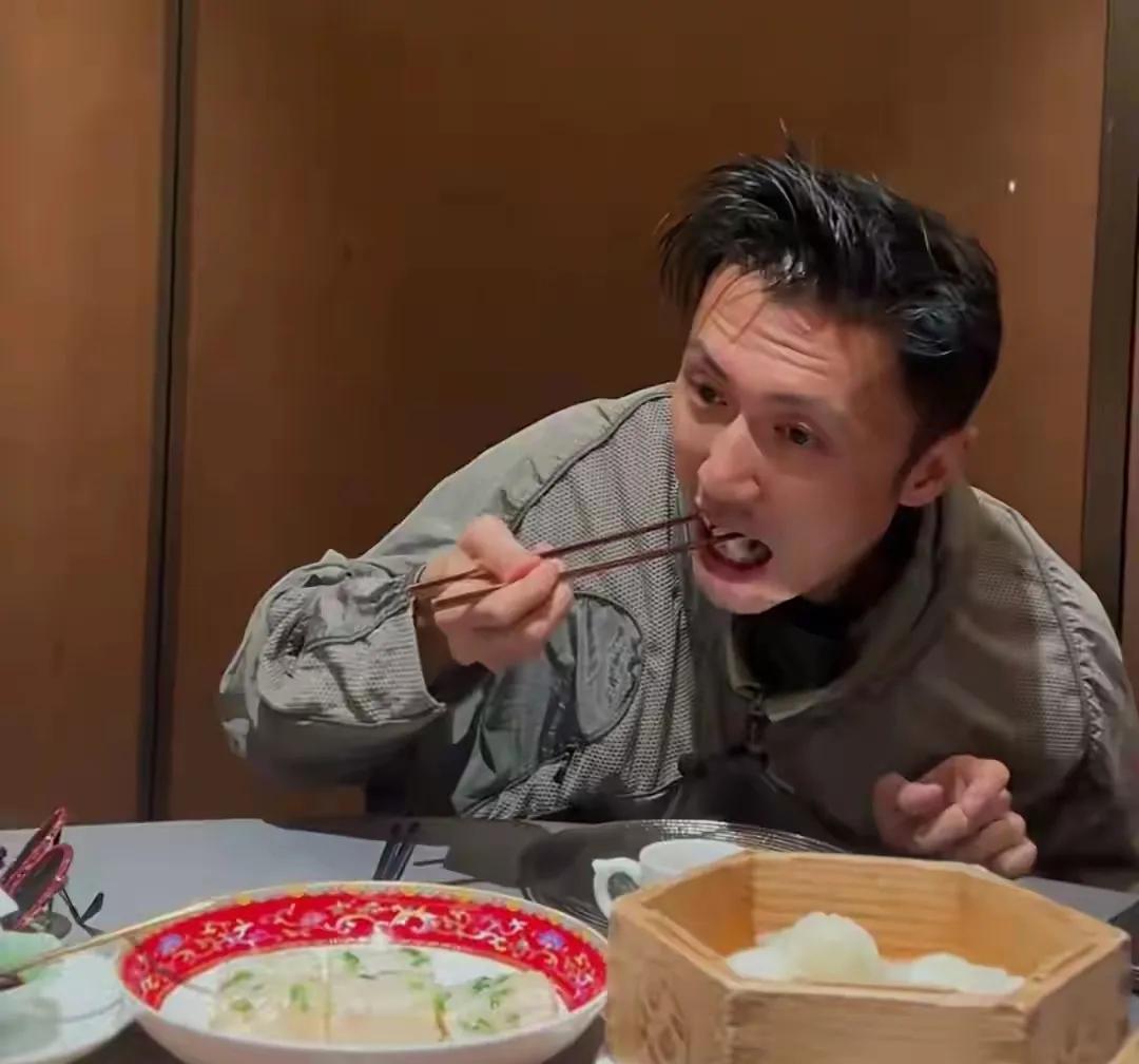 88岁的谢贤再也没有了当年的风采，老到差点让人不敢承认谢霆锋在陪完大儿子Luc