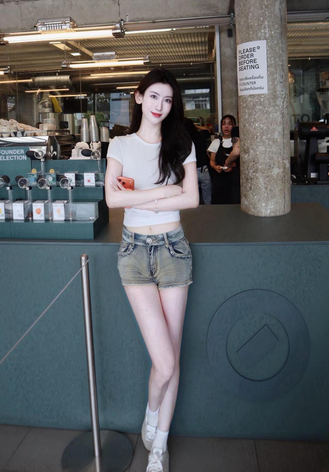 她留着长头发，搭配着迷人脸颊日常穿搭分享citygirl穿搭分享照片oot