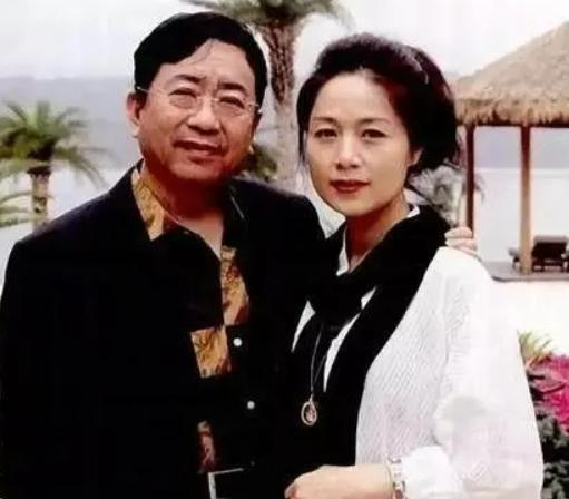 1992年，余秋雨二婚娶了小16岁的女明星马兰。新婚之夜，余秋雨向马兰提出了一个