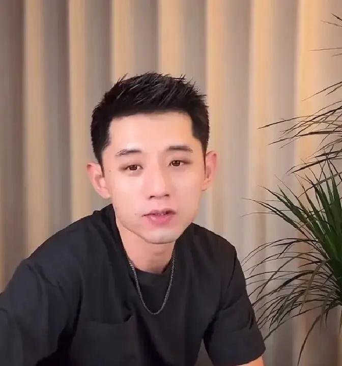 张继科跟景甜官宣恋爱时，曾被媒体问过怎么追到手的，他只说了四个字：&34;这是隐私&34;。2019