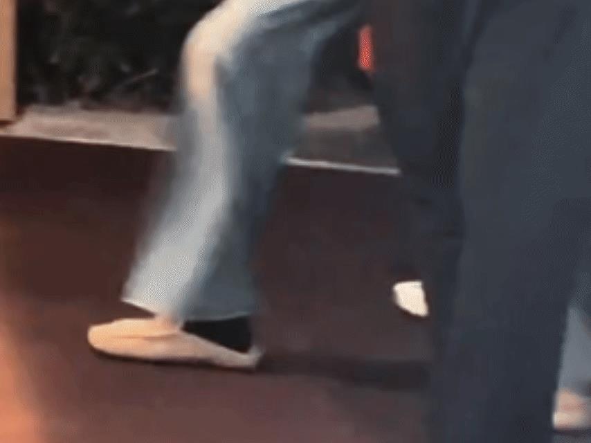 肖战的这双新鞋火出圈！新穿搭不到一小时就被扒出了是哪个品牌，全因这双像酒店拖鞋