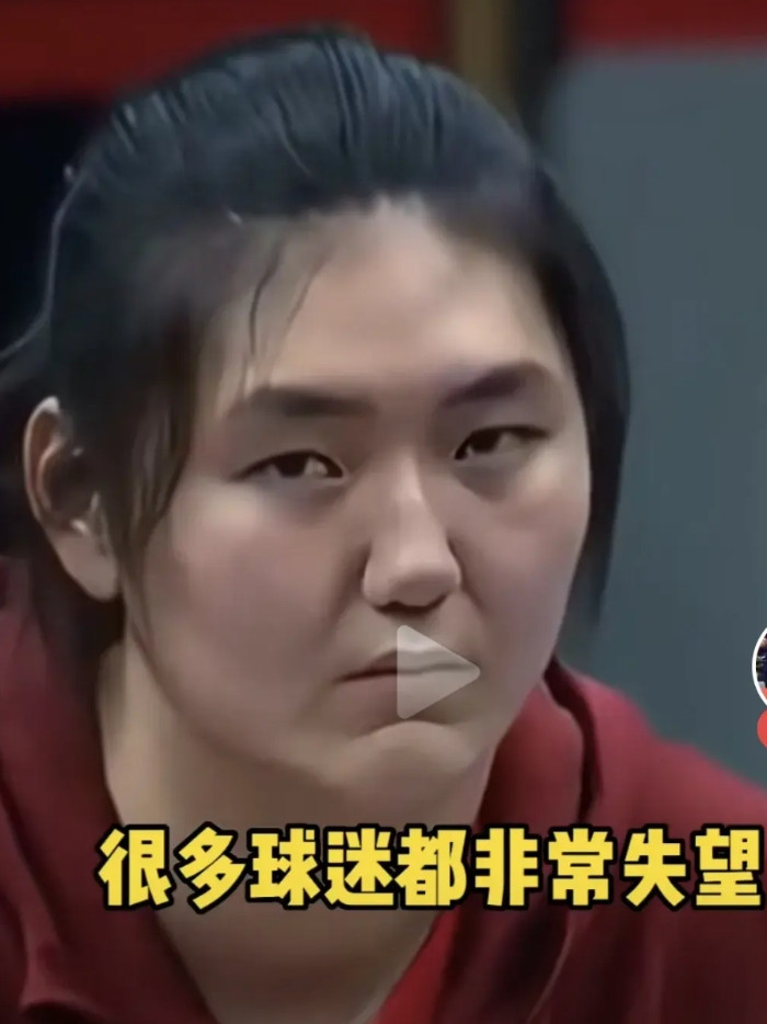 看着张子宇的表情，大家会猜她在想什么？是不是未上场的无奈？中澳女篮在亚洲杯前热