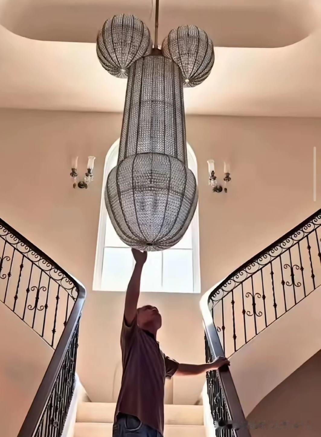 看到“这是吊灯还是屌灯”这句话，瞬间就被逗乐了。这脑洞开得，一下把严肃的吊灯变得