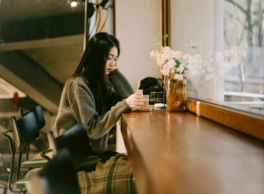 在国贸楼下的咖啡店，我又看到那个熟悉的身影。一个姑娘对着凉透的美式咖啡，屏幕上是