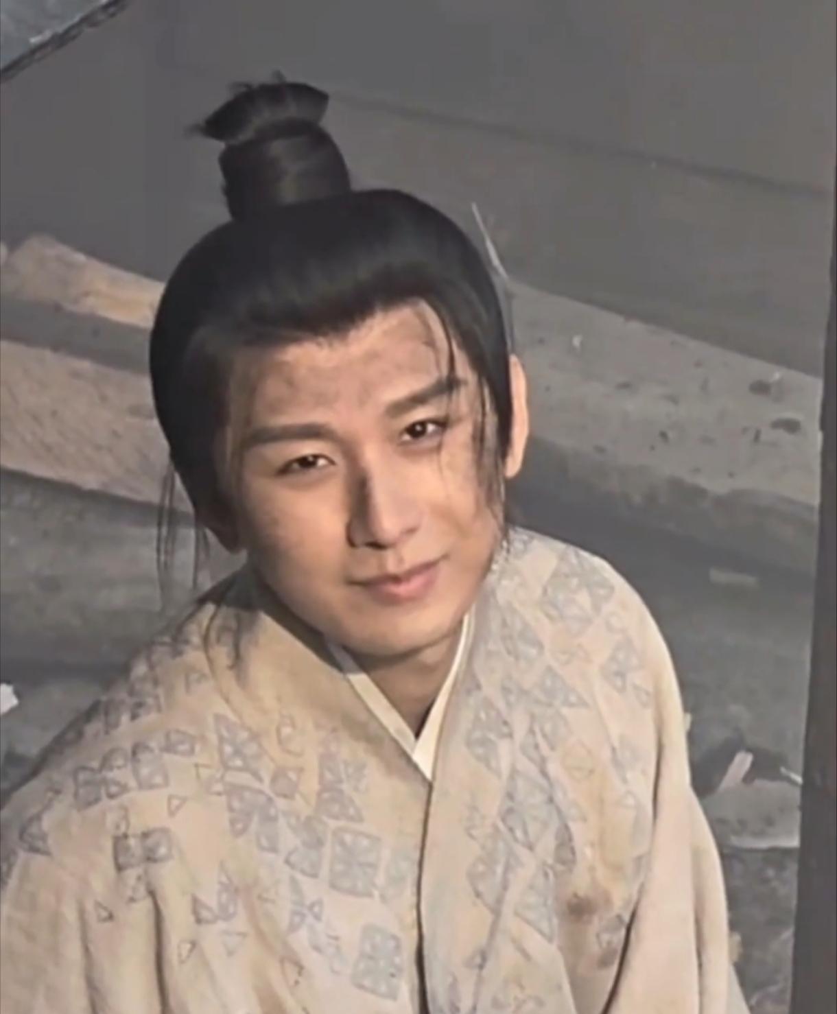 成毅又受伤了!咱就是说，这事儿真的越想越膈应！谁懂啊家人们，刷到成毅拍《两京十