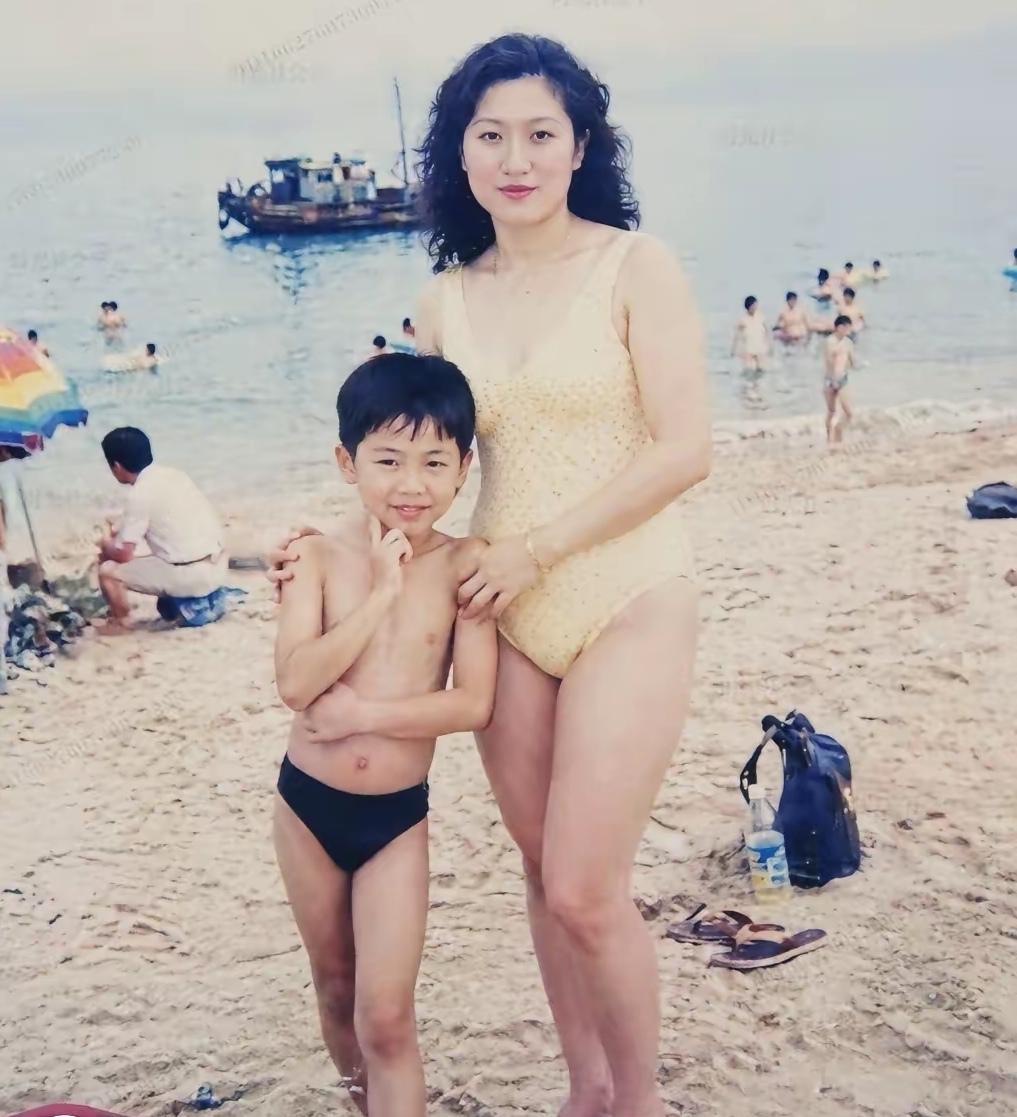这是一张拍摄于1996年的大连海滨公园的照片！三十年过去了，照片中的小男孩估计