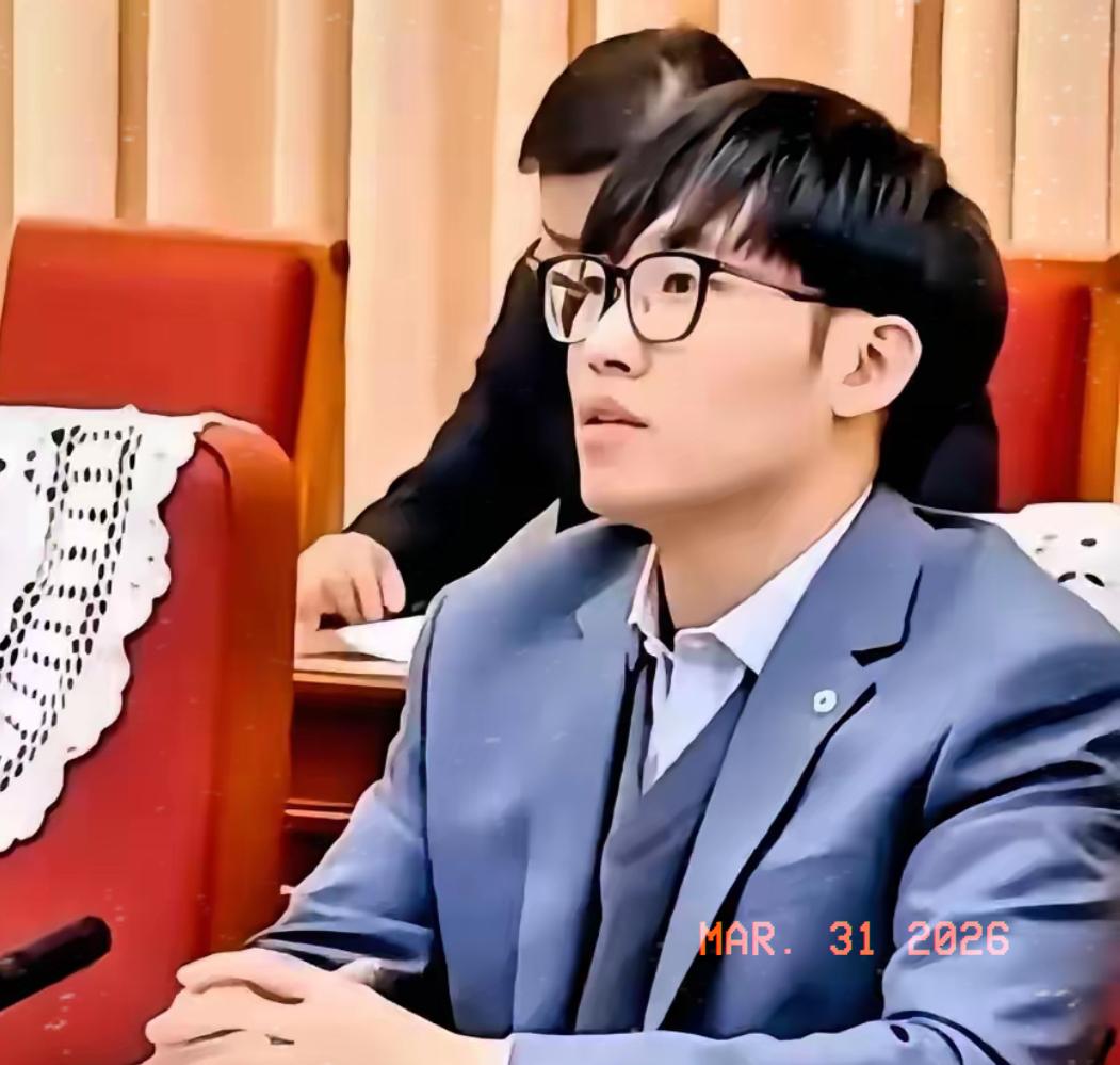 抓住梁文锋，还我血汗钱”！满屏都在喊“抓住梁文锋，还我血汗钱！”这话听着太扎心了