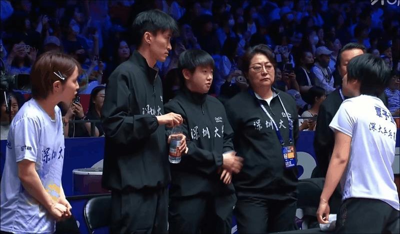 莎莎场外指导，平野探着脑袋一直在认真倾听。她的眼神里全都是对知识的渴望！平野