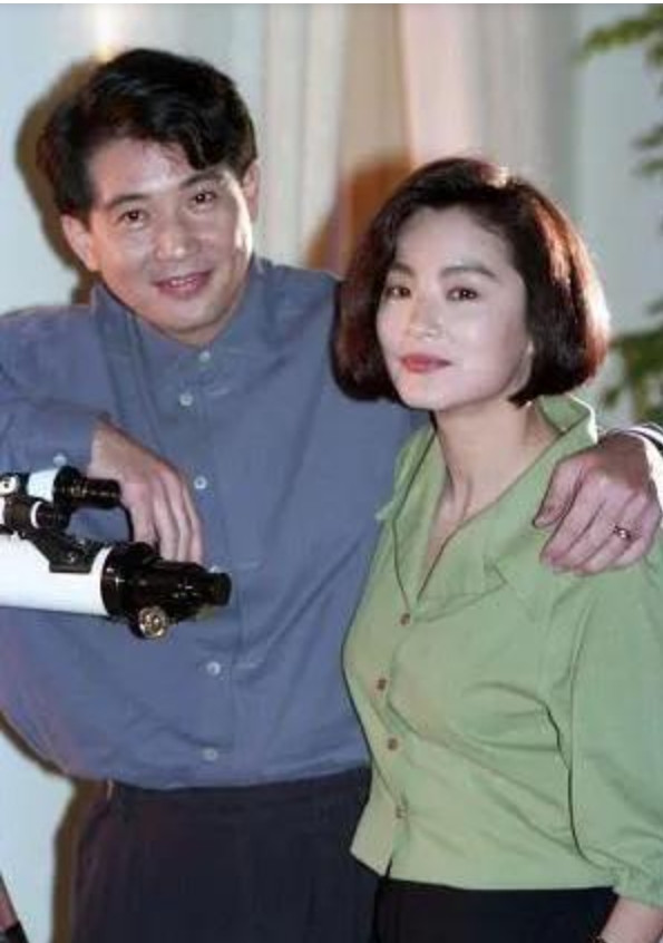 1973年，已婚的秦汉爱上了18岁的林青霞。他回家对大着肚子的妻子邵乔茵说：我不