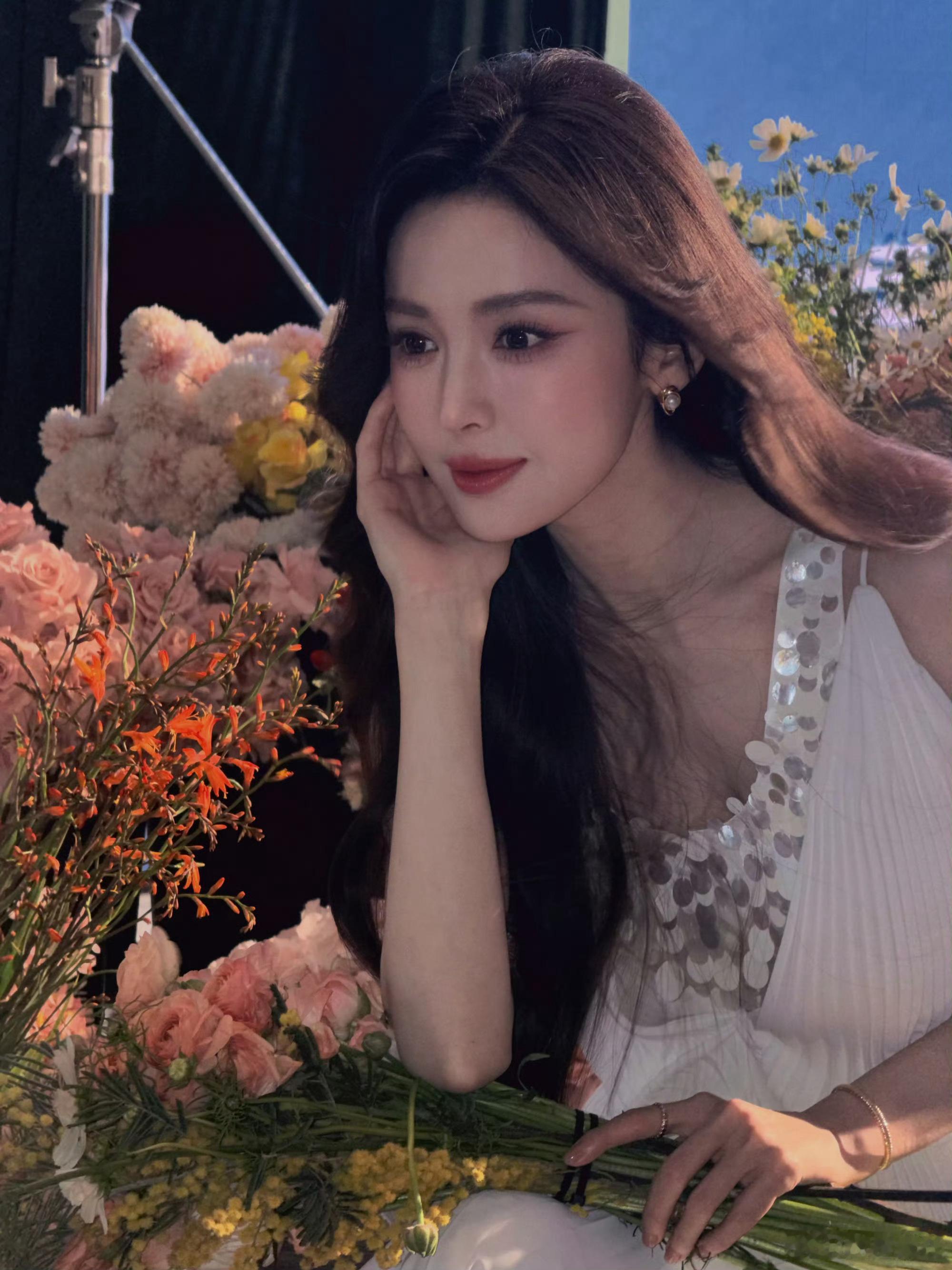 娜扎一转身春天到了娜扎你的名字叫美丽！一转身间带着世间万物的春天都来了！白色亮片