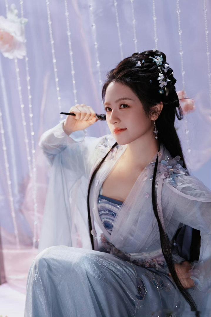 李兰迪太灵了李兰迪的灵气真的藏不住✨一身珠光纱裙，眉眼间带着娇俏灵动，少女气韵扑