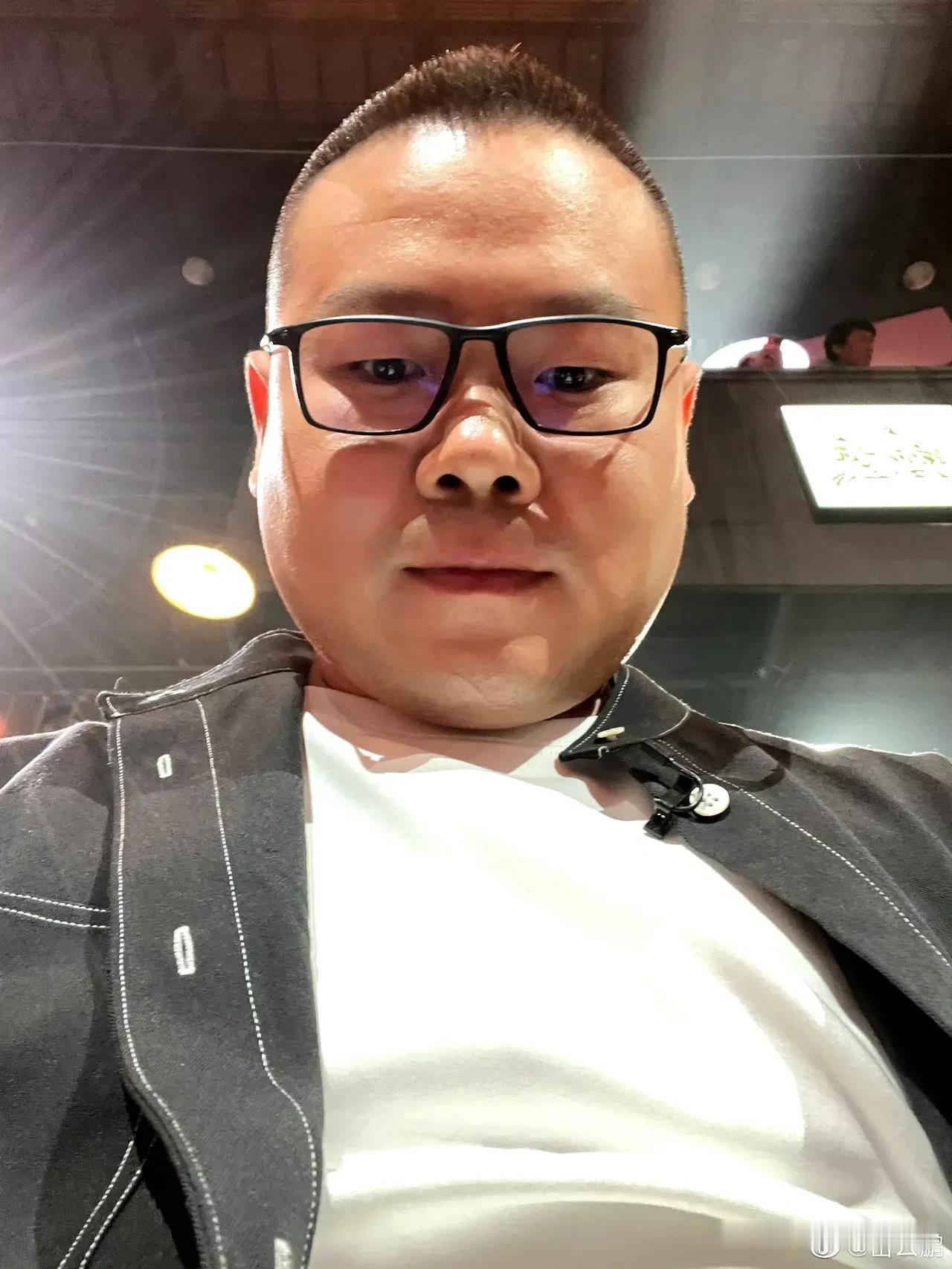 岳云鹏开演唱会被网友吐槽吃相越来越难看，不过看岳云鹏发文这个状态，丝毫没有被网友
