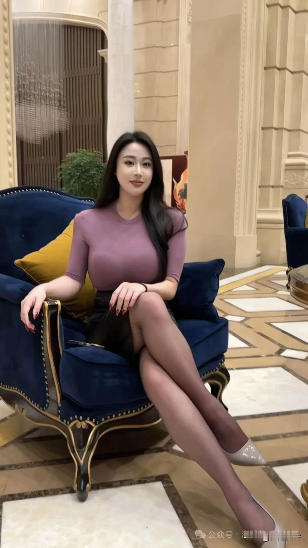 优雅气质，紫衣少女，坐享奢华时光。