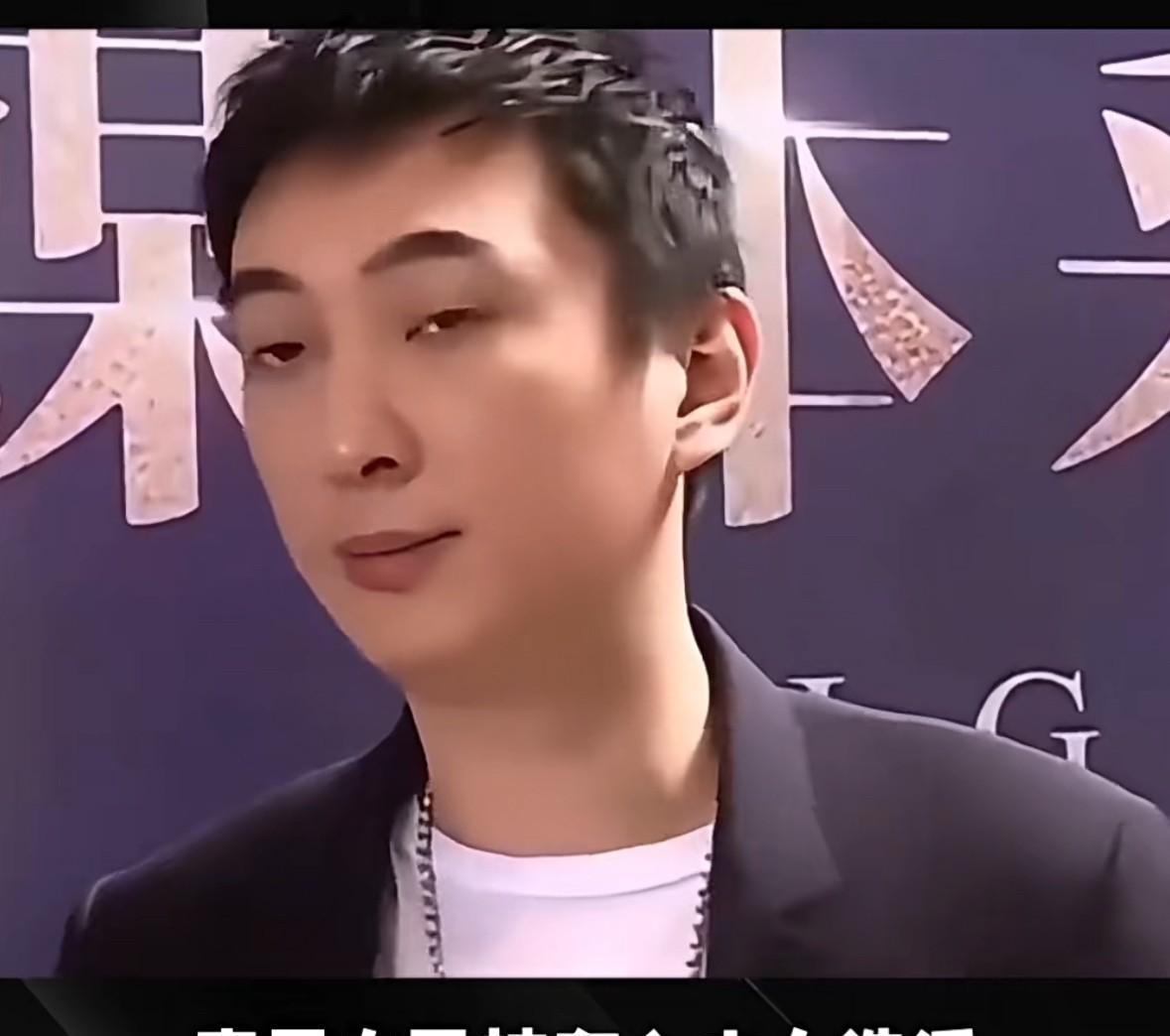 原因很简单，女的在饭局上吹牛说“王撕葱想加她，她没同意”。而且还在网上撕王。估计