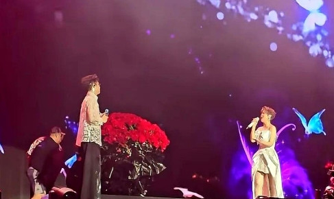 小沈阳演唱会，一家三口同台演出。小沈阳光着膀子唱的大汗淋漓，唱粤语歌曲时，现