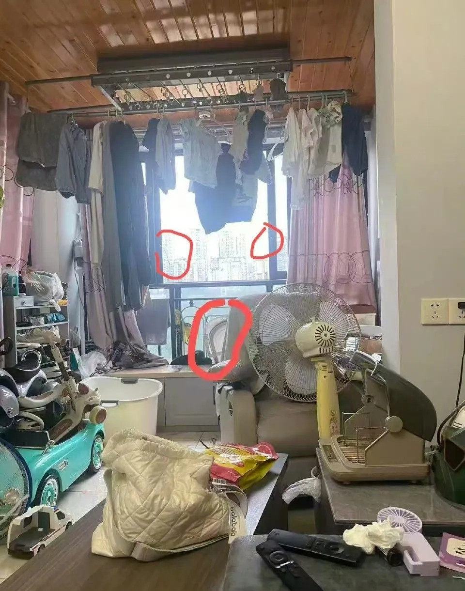 这就是重庆2岁幼童坠楼的事发家里实拍照片，看到这张照片似乎更能感受到出事前家里的状态。阳台堆放杂物，