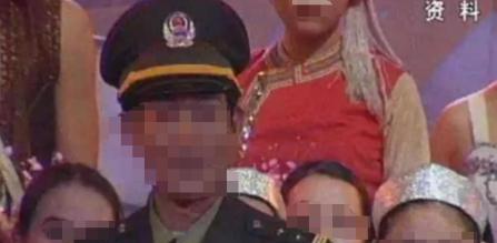 1992年，一名卧底警察受邀参加颁奖典礼，没想到主办方突然切换到直播，致使其身份