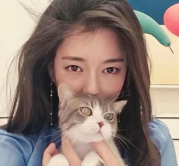 不愧是“地标最强小三”，这笑容，太“专业”了！身为财阀崔泰源最爱的女人，金熙英