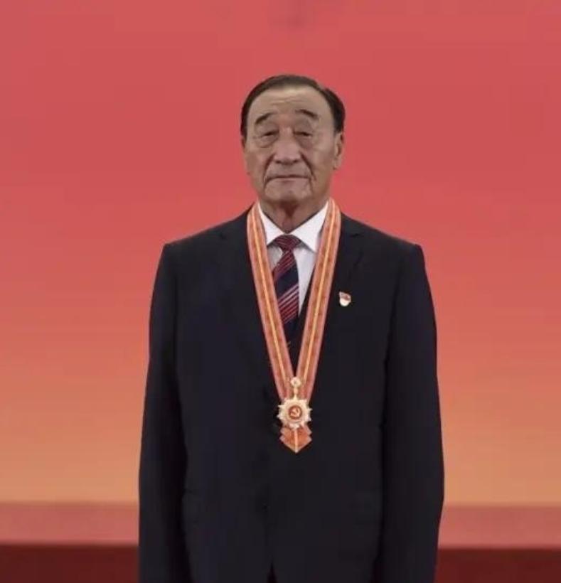 1984年，陕北汉子卖掉84只羊，承包3000亩荒沙，媳妇一把拽住他，跪在地上哭