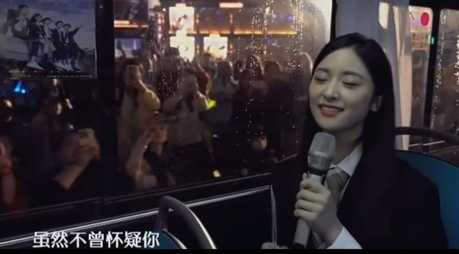 沈月口型跨年晚会最尴尬的应该就是沈月了吧。唱歌的时候，歌词都没背熟，忘词就算