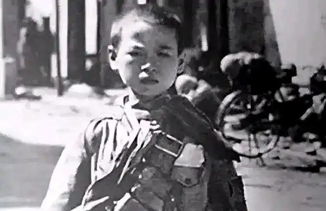 1936年，马家军要枪毙一个12岁的小红军。谁料，小红军说：“你们用大刀砍死我吧