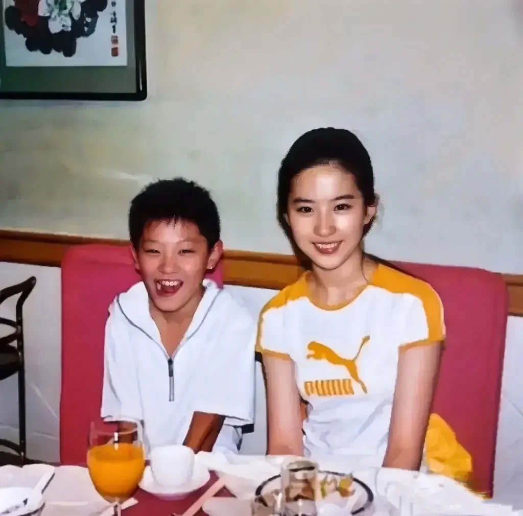 这个是少女时期刘亦菲与一小男孩的合照，拍摄于2003年，估计神仙姐姐做梦也想不到