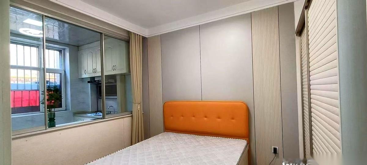 姥姥临终前最后一记重锤，死死砸在了我妈的房产证上。她拉着我妈的手，声音虚得发飘