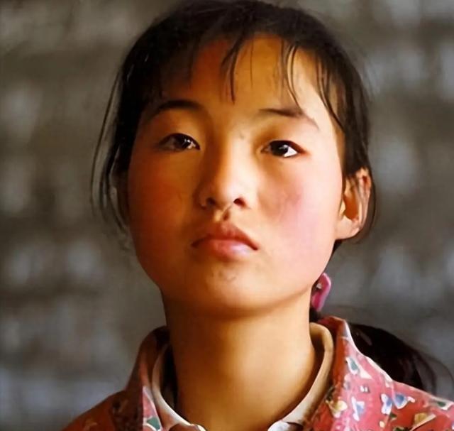 1999年，张艺谋捧红了农村女孩魏敏芝，拍完戏后，魏敏芝想进演艺圈，张艺谋却不同