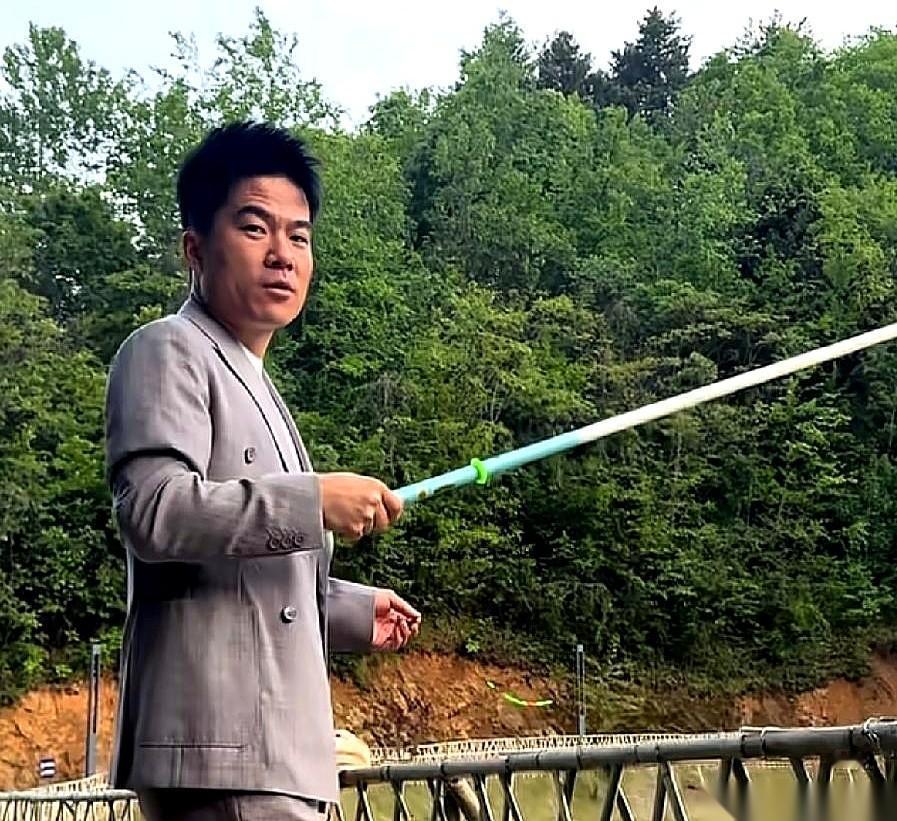 董宇辉这两天更新抖音，底下评论区简直炸开了锅。有人上来就一句：“质量虽然一般，