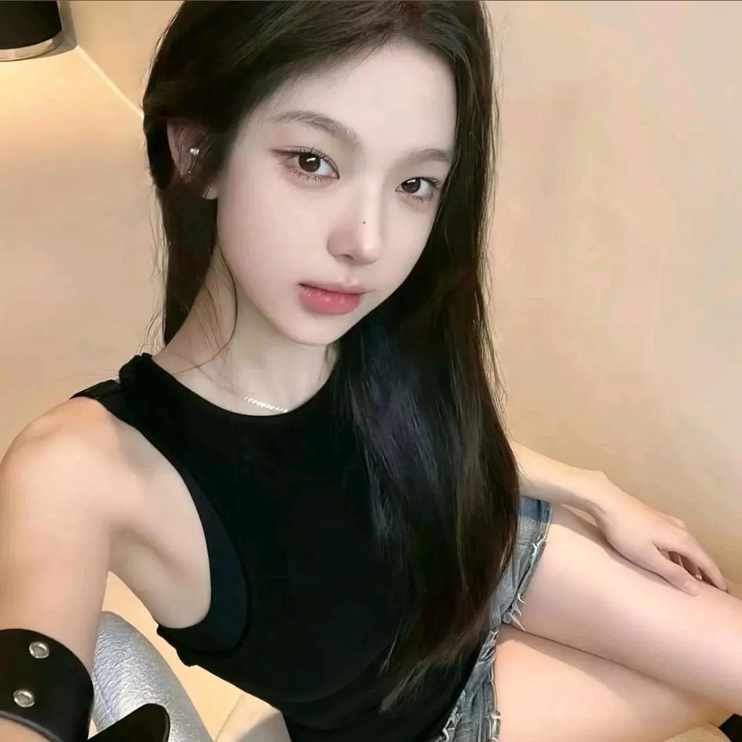 简约黑上衣，牛仔短裤，轻松又时尚！简约上衣配短裤甜酷风牛仔穿搭高腰白短裤搭配