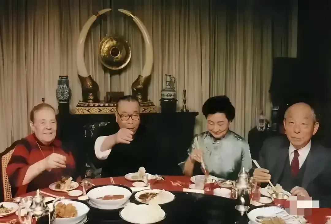 下图是张学良、蒋经国与各自夫人的一张合影，时间是1985年。这年，蒋经国已经75岁，张学良已经83岁