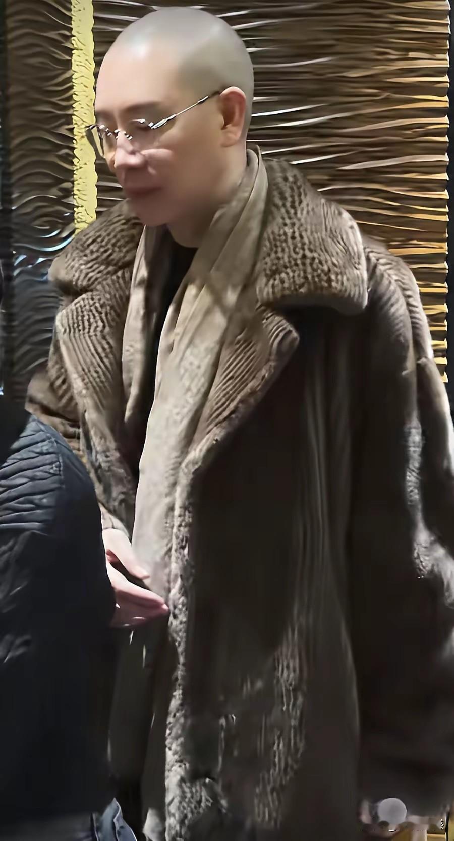 王菲化妆师这两天火了，以前根本就没有听说过这个人名字，但是由于沾上王菲的光，于是