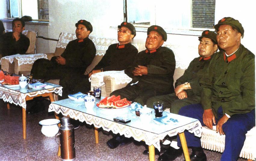 1984年观看并听取空军参加国庆35周年受阅部队训练情况报告。右一是空军司令员张