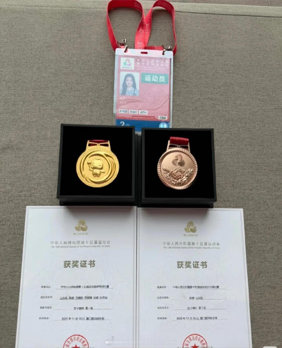 陈梦晒全运会金牌，梦姐不仅拿金牌，还出神图了！很神性的一张照片发丝都在飞舞光