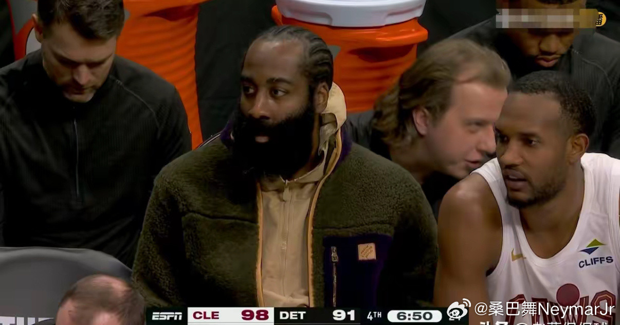 骑士超级巨星哈登真是让人捉摸不透！在今天骑士客场挑战活塞的比赛中，当时比赛进行到