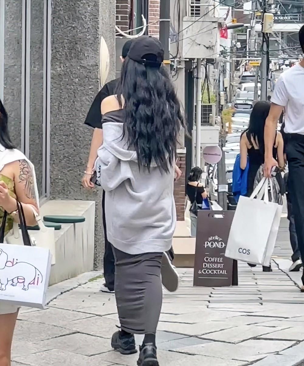 王勉的绯闻女友，虽然没有露正脸，但是明显感觉到这个女人不简单，你看这个天气