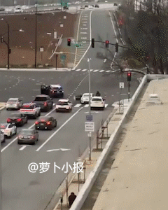 我的老天爷！咱们多快来看看美国警察是怎么屠杀美国人民的吧，果然是比秋风扫落叶