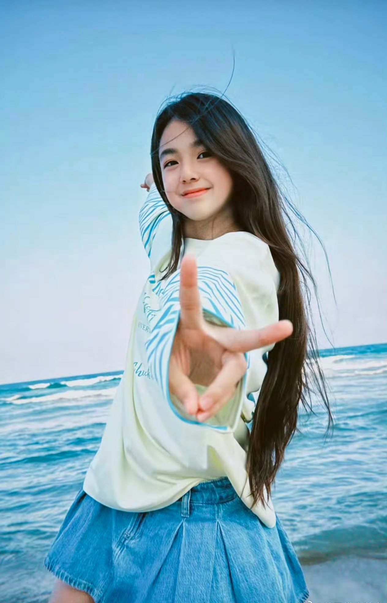 星二代里居然还有如此中味的小女孩，感觉好多打扮都很欧美风和abc那种…小泡芙越来