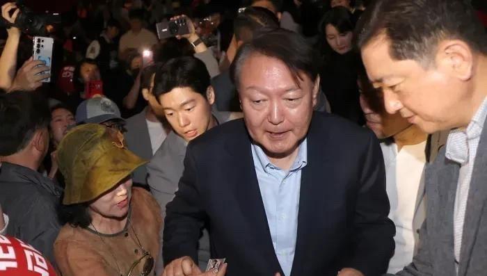 尹锡悦睡不着了这下尹锡悦真的是要失眠了，因为李在明最终成功当选第21届韩国总统
