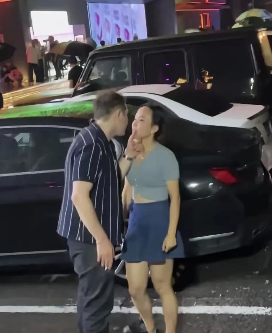 坐标北京三里屯实拍，用一碗面条搞定一个中国女孩，不对，好像还有一瓶燕京啤酒