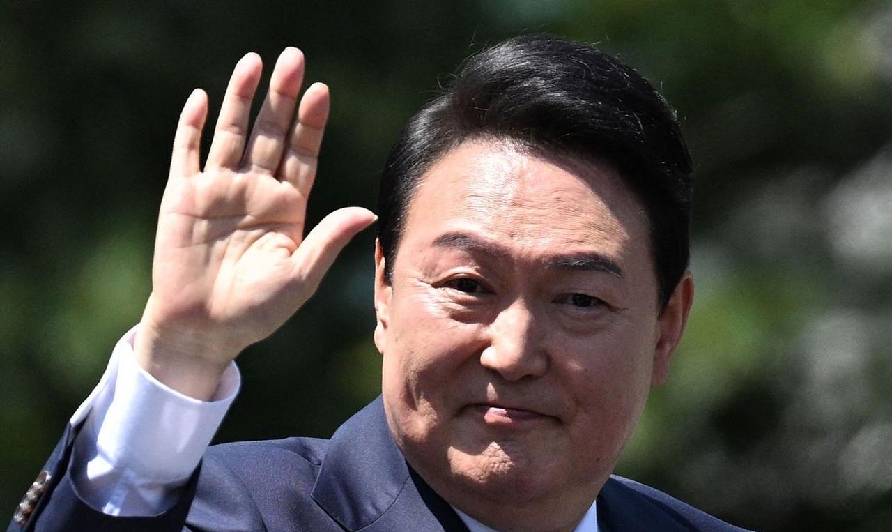 尹锡悦为蹭空调频繁见律师！尹锡悦为了吹拘留所会见室的空调，每天至少要见律师2次